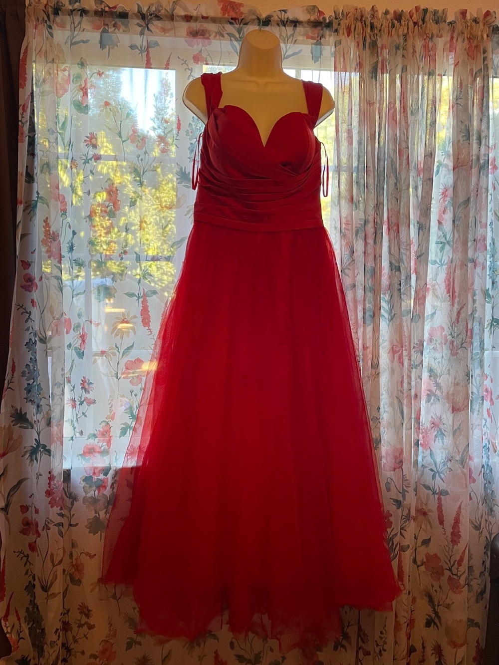 Red Sleeveless Sweetheart Prom Gown with Tulle Skirt